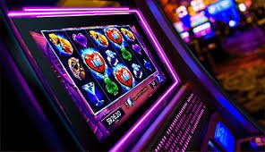 Antarmuka aplikasi dayak77 menampilkan permainan slot dan menu navigasi utama